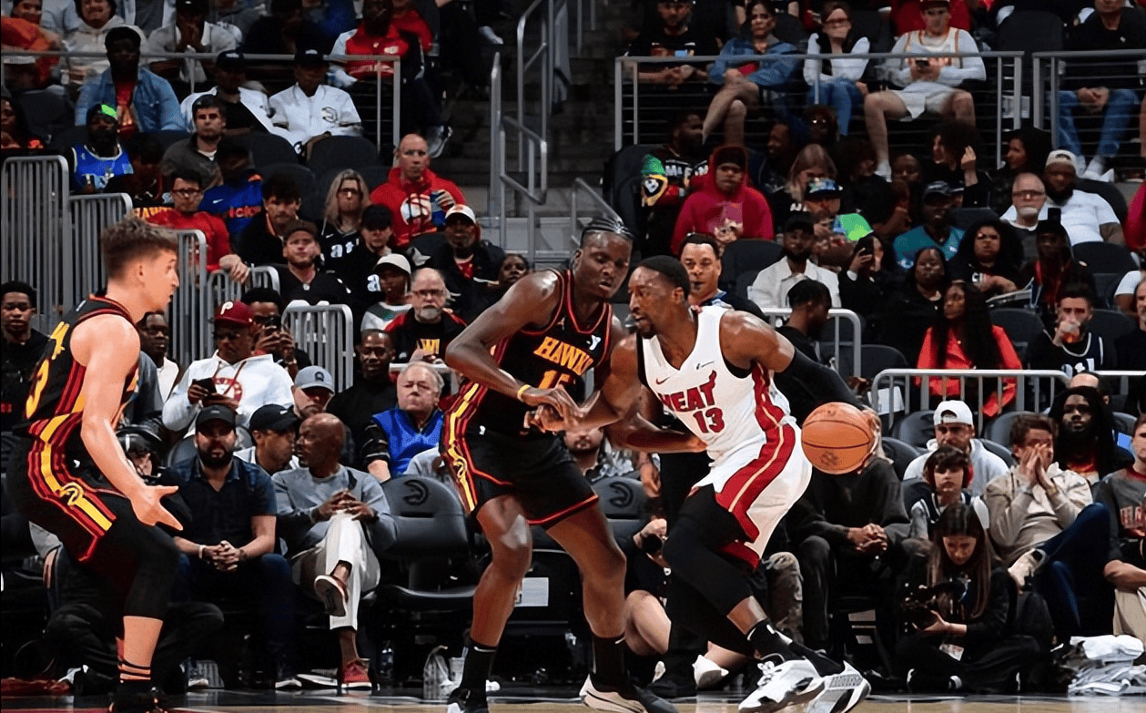 AYX爱游戏中国-穆雷迎来三赛季出色发挥，美国队观众热烈欢呼！(贾马尔·穆雷55分集锦)