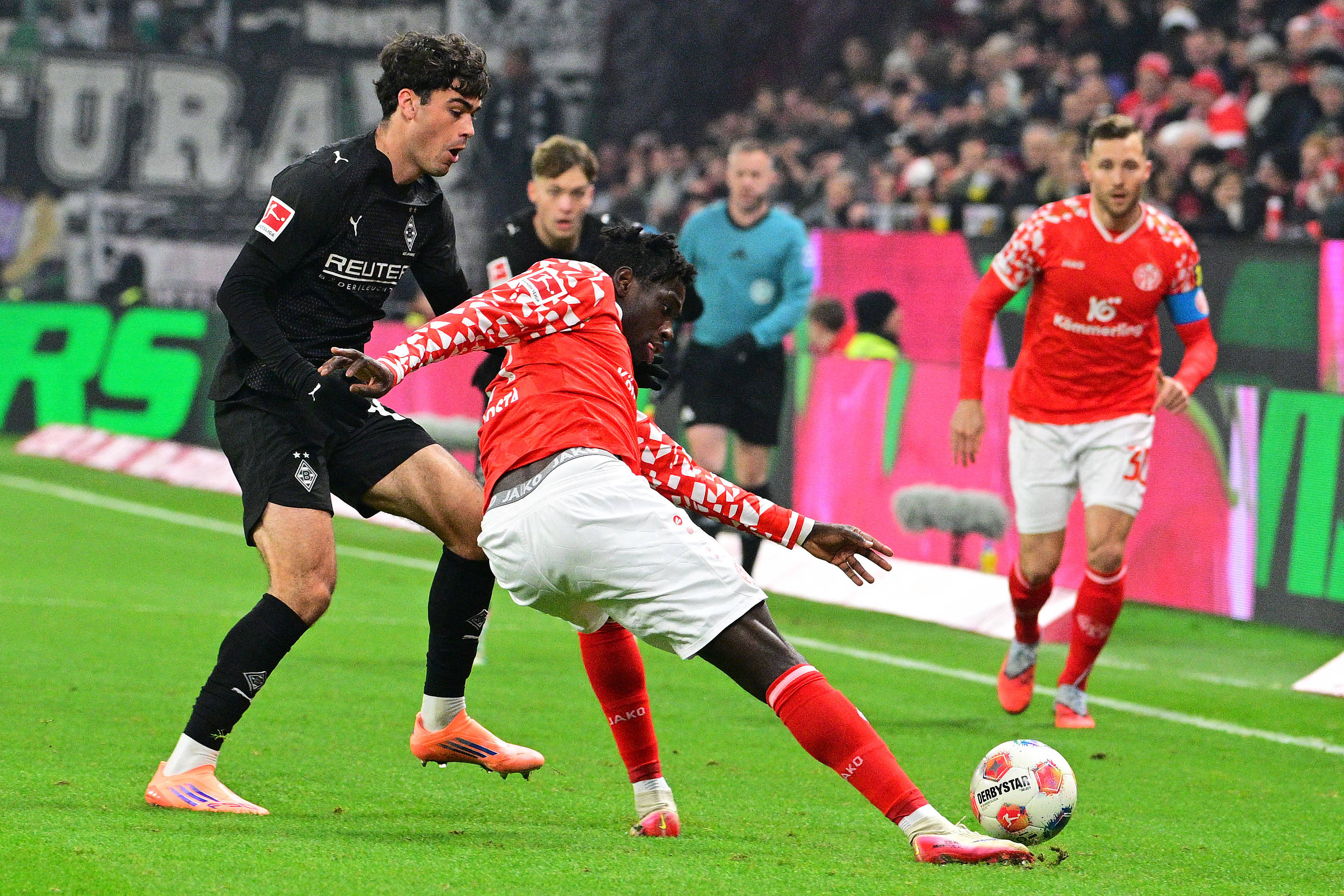 爱游戏体育app下载-包含门兴格拉德巴赫围绕欧冠回应争议印第安纳步行者围绕NBA季后赛门线救险之后，今晨国际米兰备战荷甲的词条